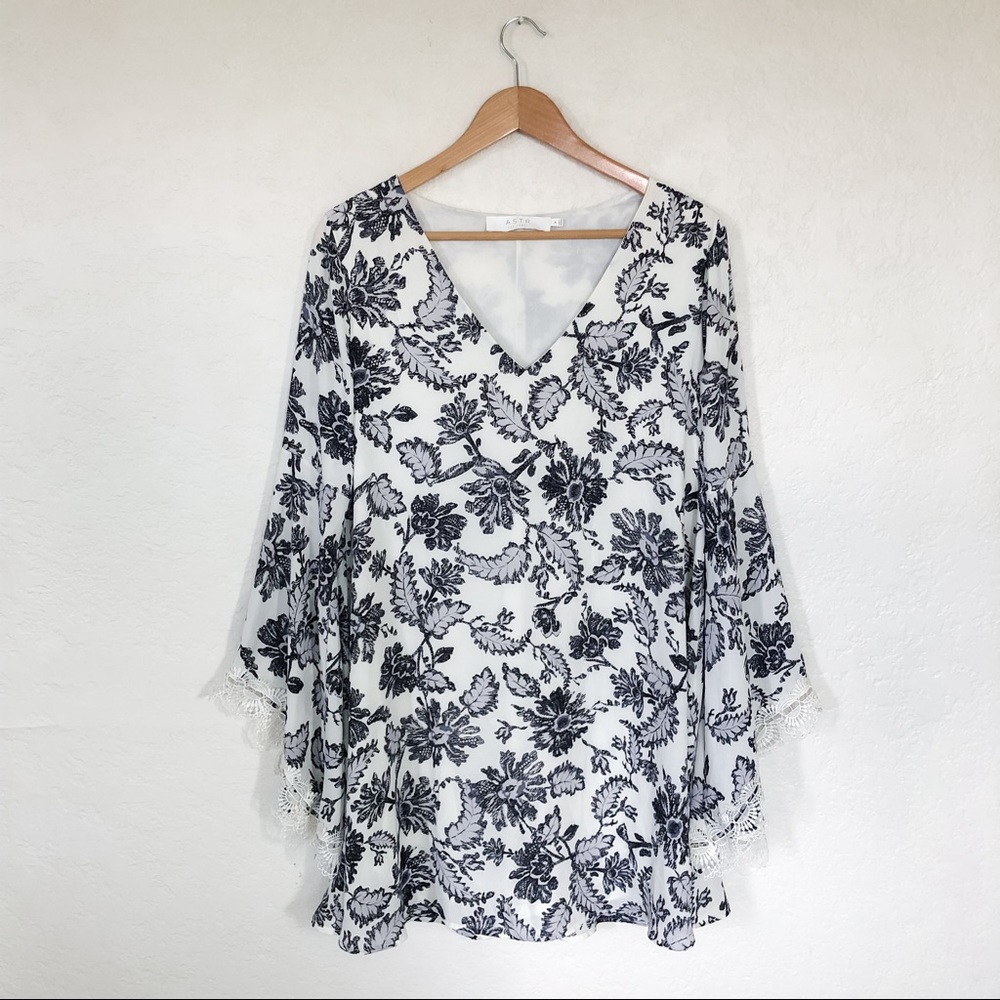 ASTR the label Long Sleeve Long Sleeve Shift Dress - Size Medium